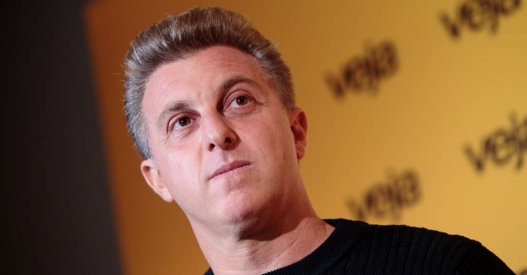 Luciano Huck nega ser contra Bolsa Família após declaração causar polêmica