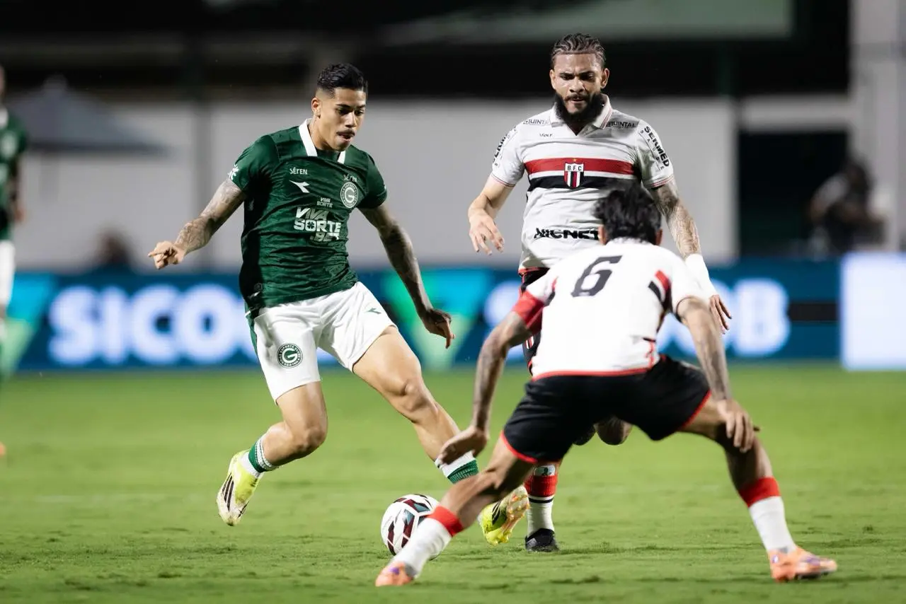 Goiás vence o Botafogo-SP na Serrinha e entra na zona de acesso da Série B