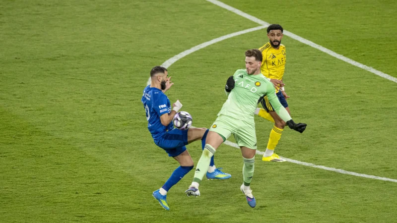 Goleiro da Seleção Brasileira falha feio, faz gol contra no último lance e adia título de time de Cristiano Ronaldo