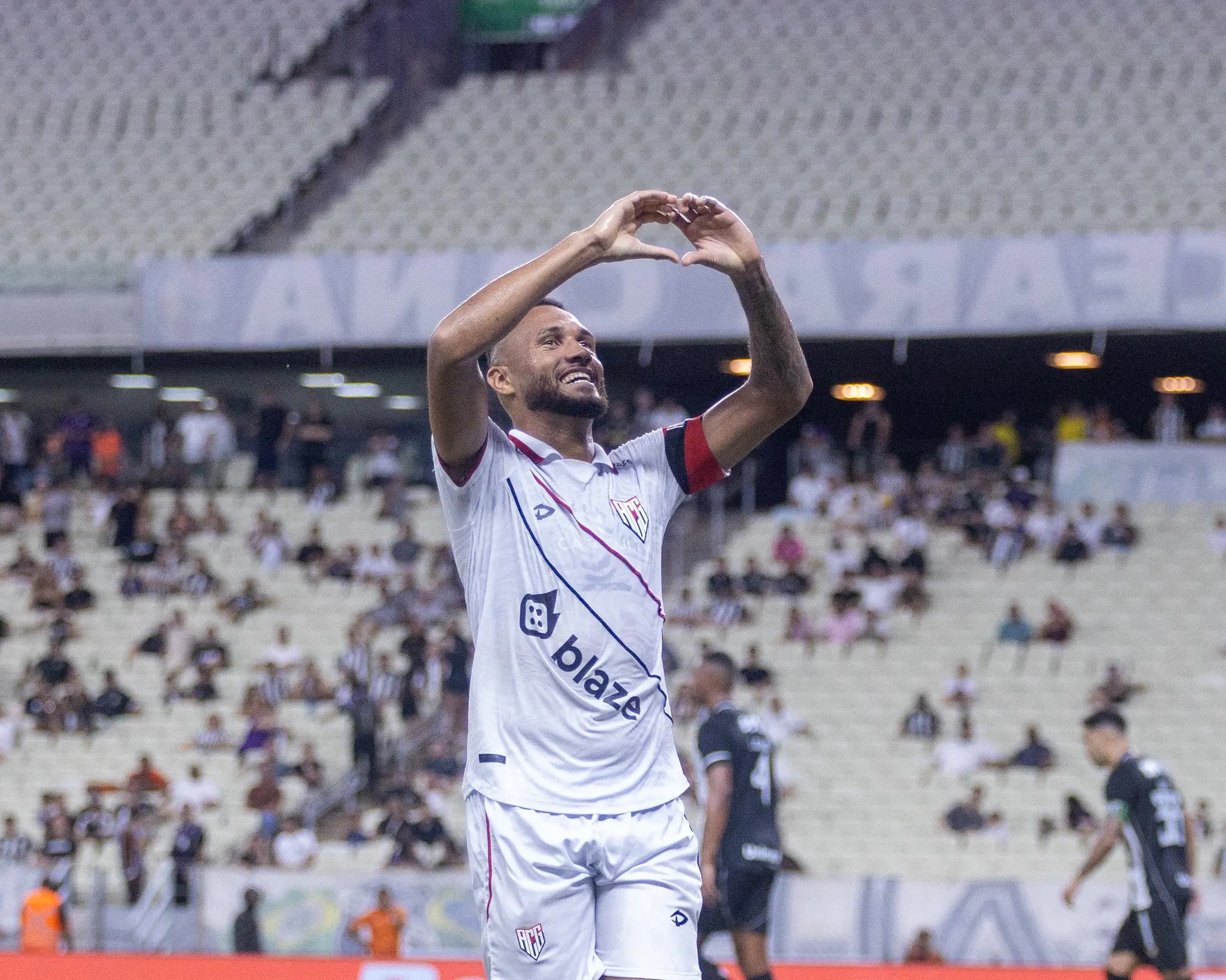 Gustavo Coutinho marca de pênalti e Atlético derrota Ceará fora de casa na Série B