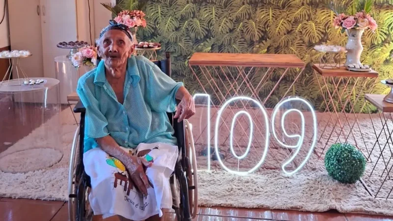 Idosa de 109 anos comemora aniversário com netos, bisnetos e tataranetos em Barro Alto