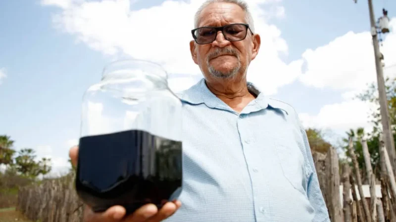 Idoso cava poço em busca de água e descobre petróleo no Ceará