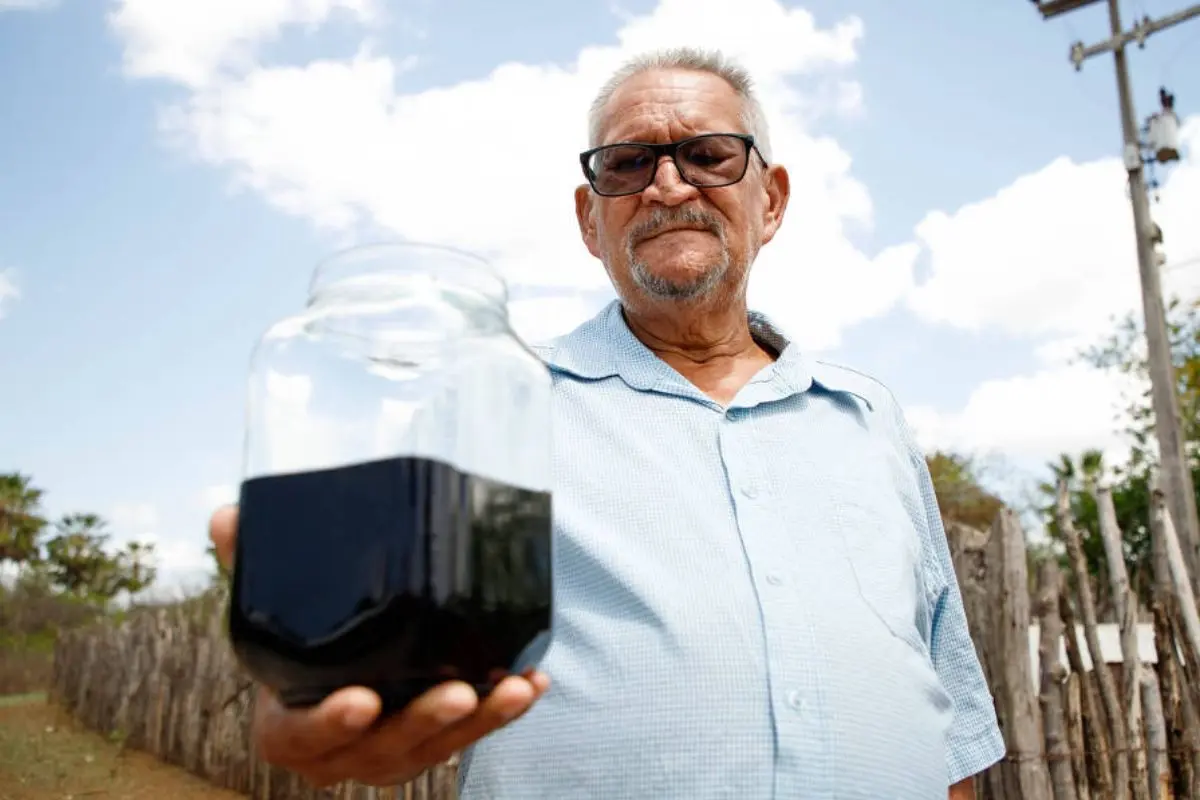 Idoso cava poço em busca de água e descobre petróleo no Ceará