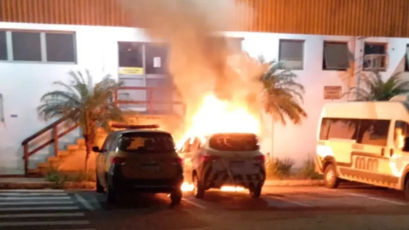 Incêndio na madrugada destrói viaturas em Goiânia; veja vídeo