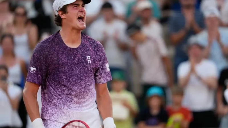 João Fonseca consegue grande virada, vence jogo de 3h30 e vai enfrentar Djokovic em Roland Garros