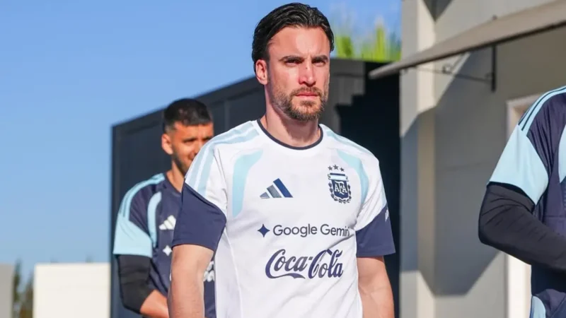 Jogador da Argentina encontra sua figurinha do álbum da Copa do Mundo e comemora; veja