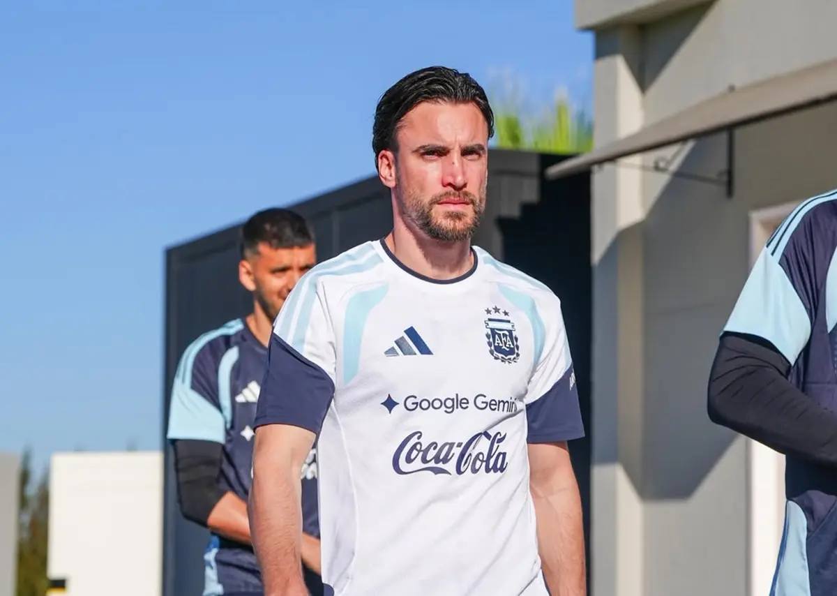 Jogador da Argentina encontra sua figurinha do álbum da Copa do Mundo e comemora; veja