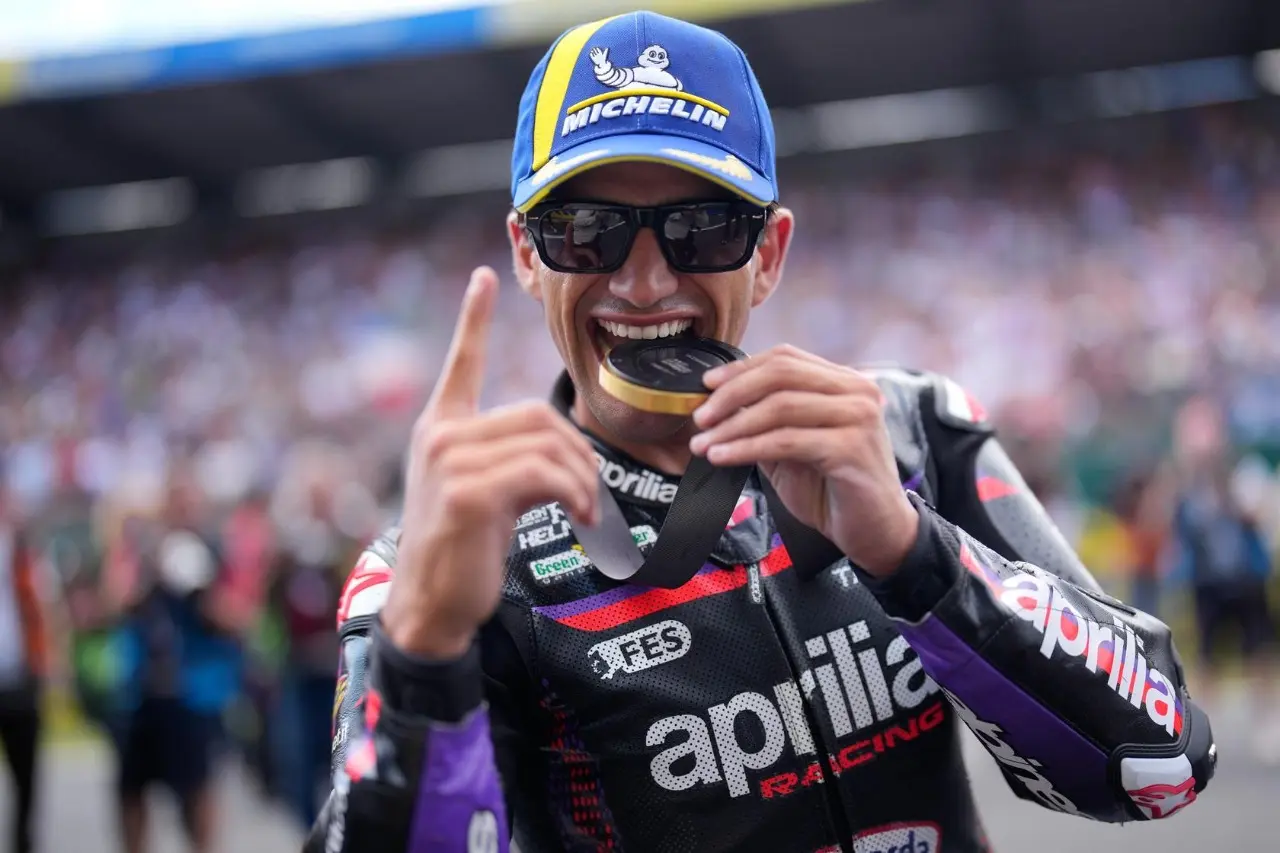 Jorge Martín vence corrida sprint da MotoGP na França; Marc Márquez sofre fratura no pé após acidente