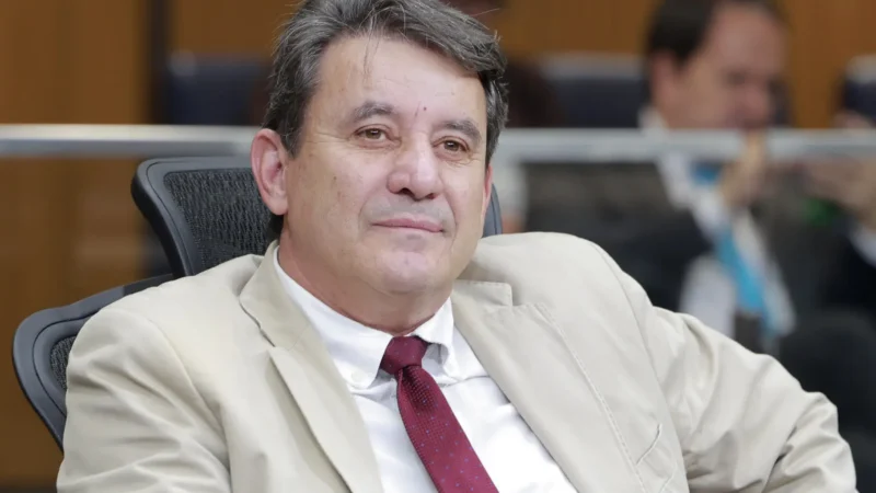 Justiça manda Clécio Alves retirar publicações contra Sandro Mabel