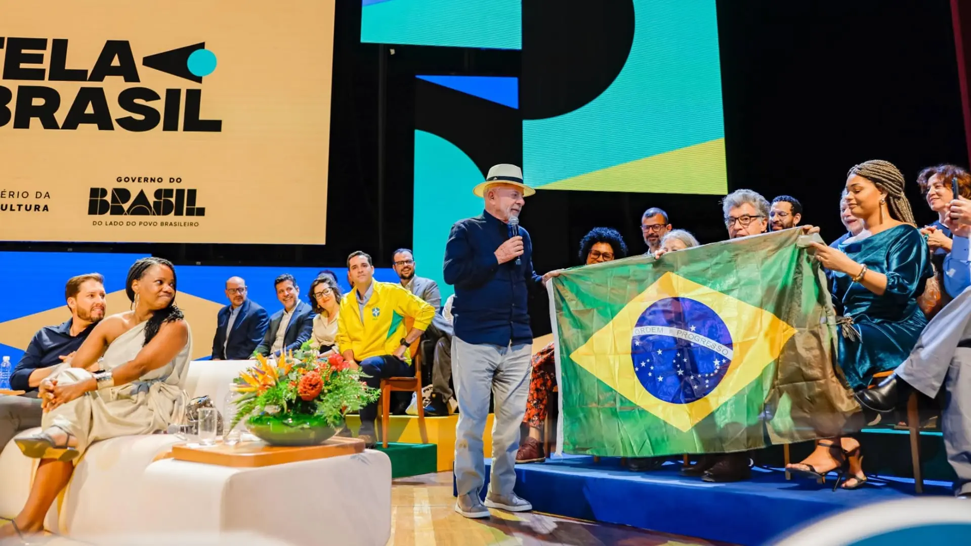 Lula defende que esquerda use verde e amarelo na Copa