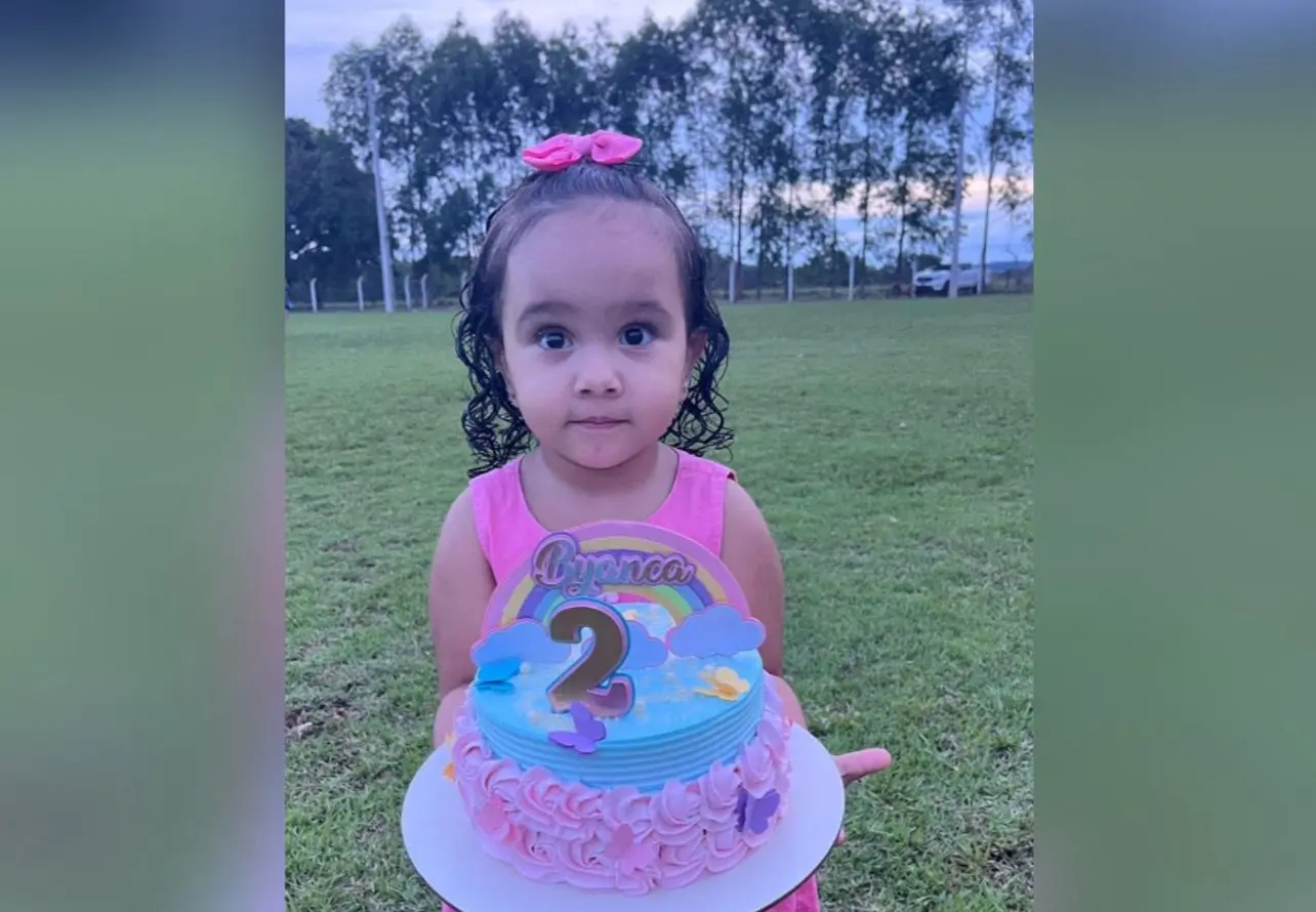Menina de dois anos surpreende família ao aprender a ler com ajuda de vídeos evangélicos