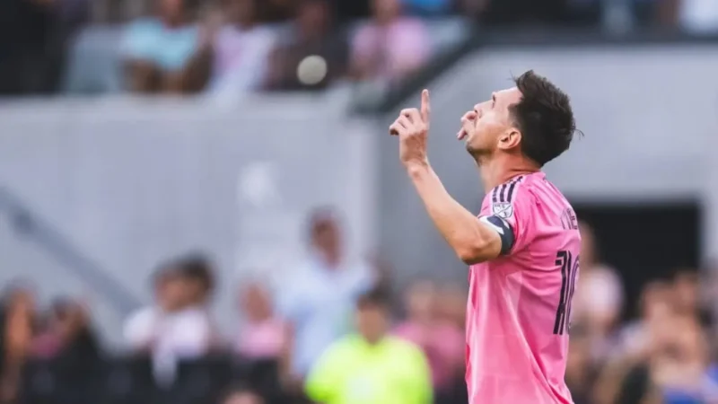 Messi sai de campo com dores e deve passar por exames nesta segunda-feira (25), diz jornal