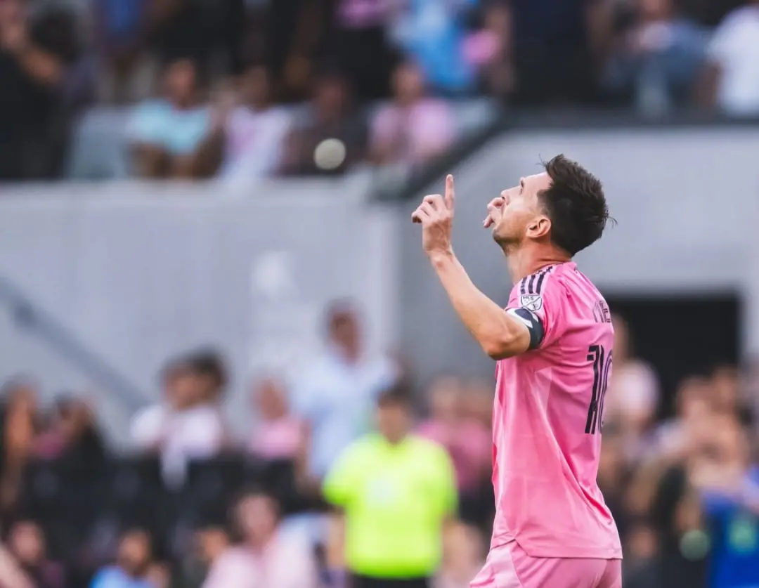 Messi sai de campo com dores e deve passar por exames nesta segunda-feira (25), diz jornal
