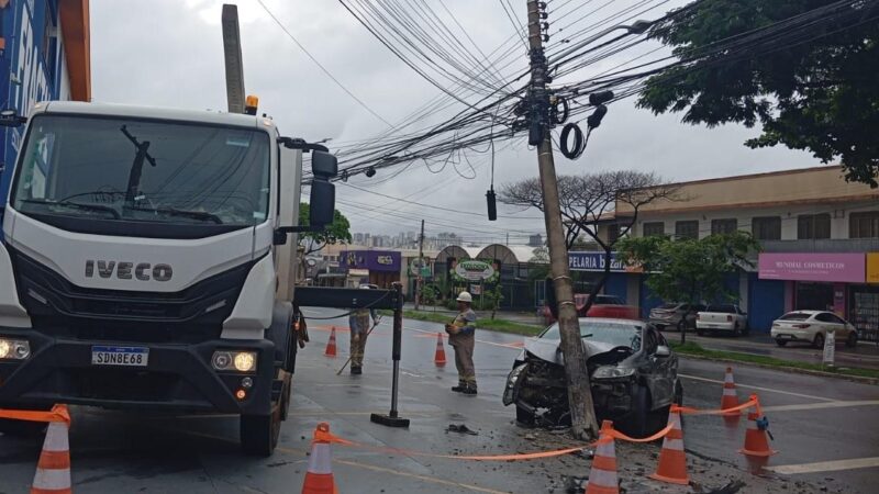 Motoristas de Goiás derrubam 9 postes por dia em 2026