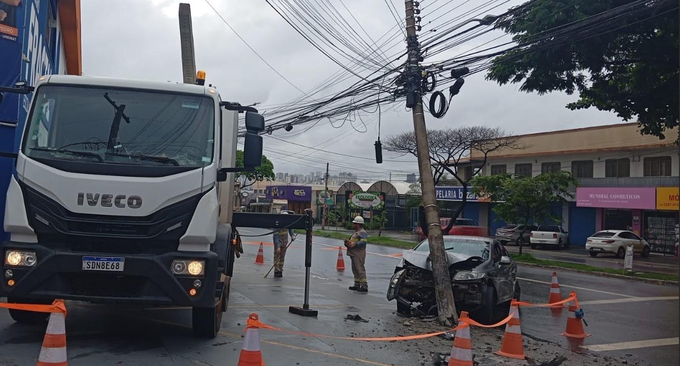 Motoristas de Goiás derrubam 9 postes por dia em 2026