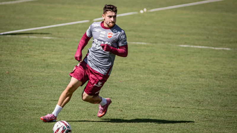 “Não acredito que vir de quatro derrotas ou estar invicto influencie em algo”, projeta João Vieira sobre clássico contra o Goiás