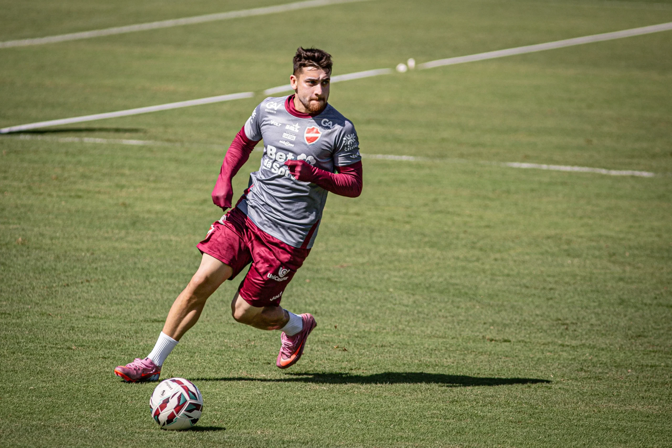 “Não acredito que vir de quatro derrotas ou estar invicto influencie em algo”, projeta João Vieira sobre clássico contra o Goiás