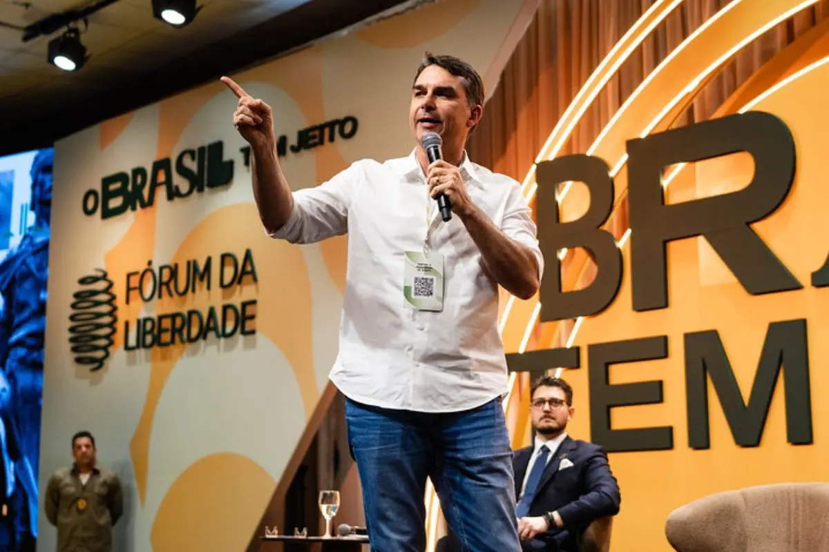 ‘Não tenho que justificar nada’, diz Flávio sobre Vorcaro