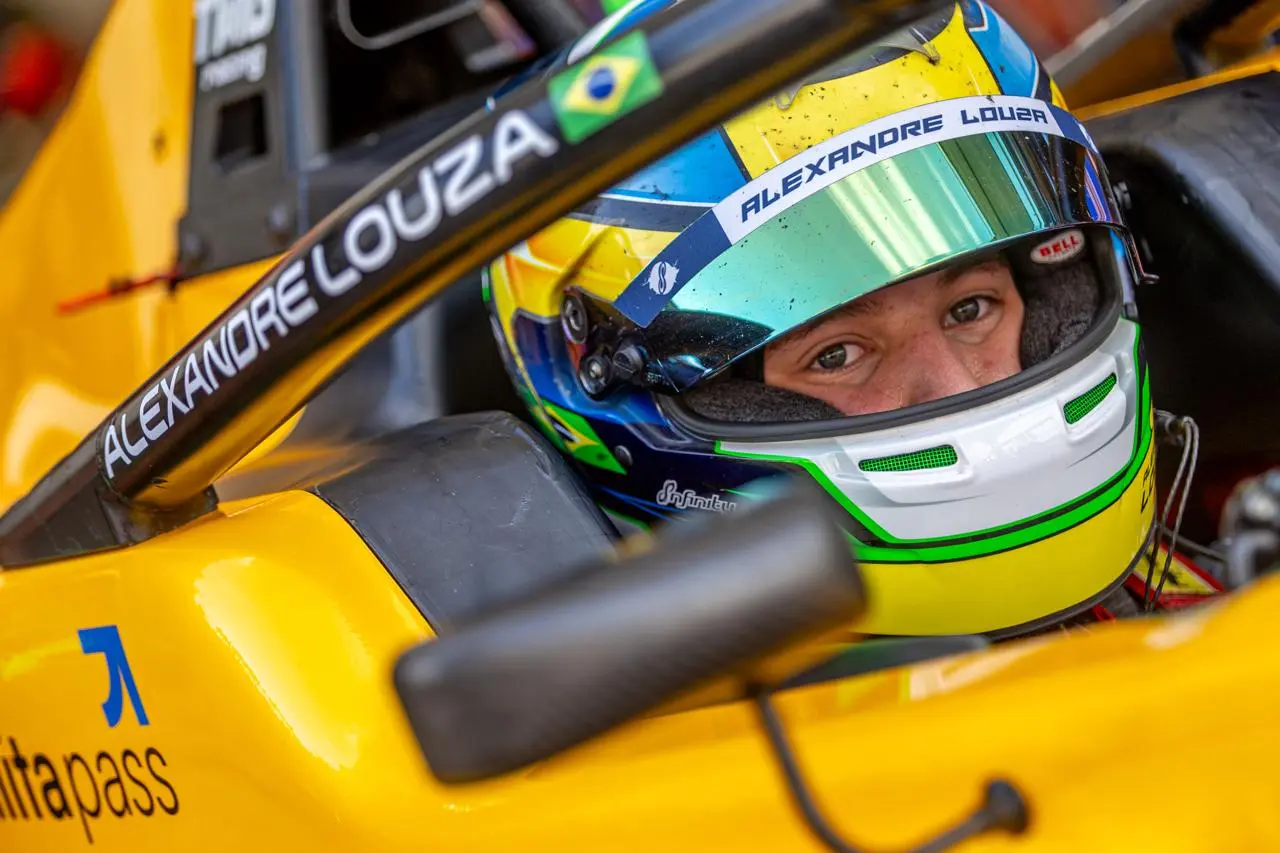 Piloto goiano de 15 anos estreia na Europa com dois pódios e mira sequência positiva