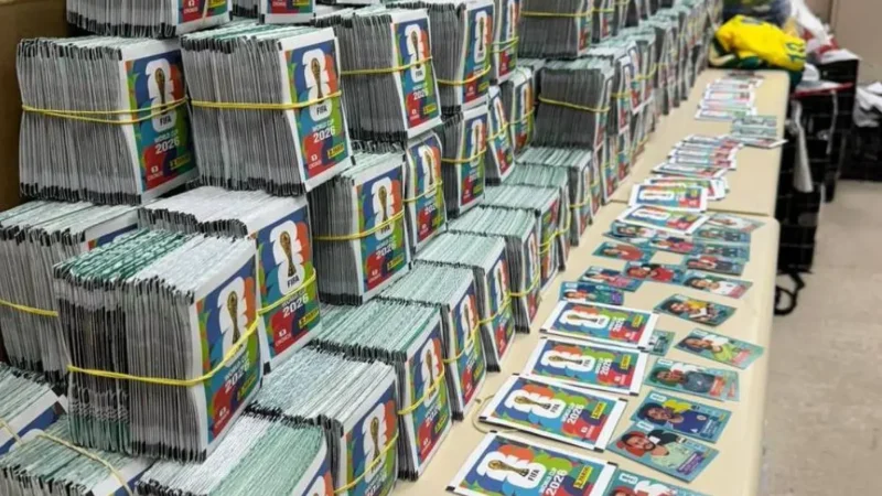 Polícia apreende 200 mil figurinhas falsificadas da Copa do Mundo