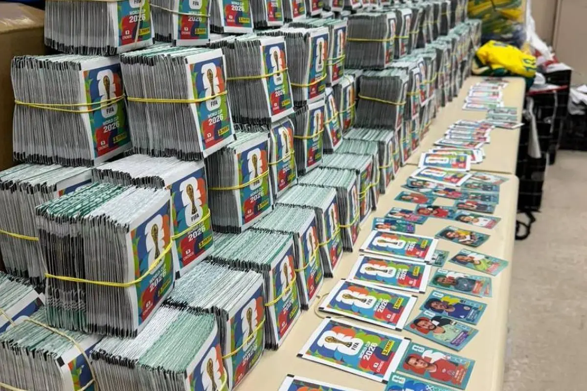 Polícia apreende 200 mil figurinhas falsificadas da Copa do Mundo