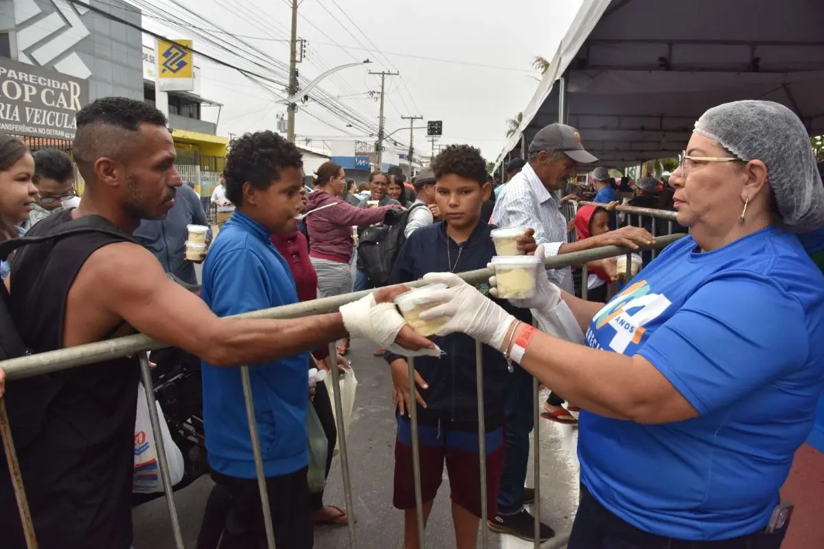 ‘Por essa ninguém esperava’: prefeitura serve bolo no pote no aniversário de Aparecida e moradores reagem