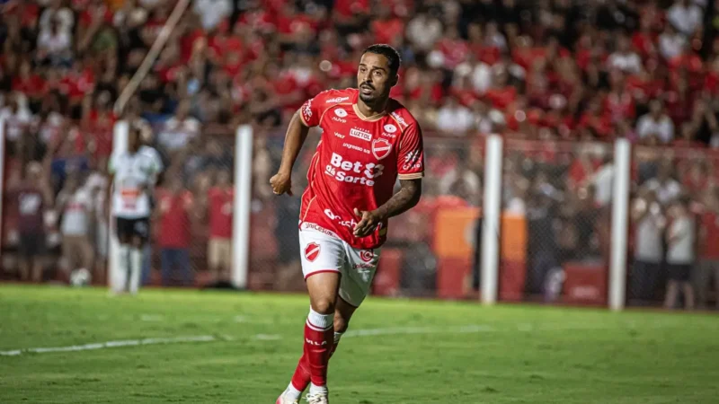 STJD reduz pena de Dellatorre, mas atacante do Vila Nova ficará fora do clássico contra o Goiás