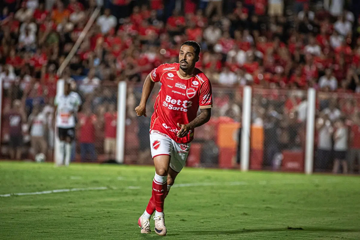 STJD reduz pena de Dellatorre, mas atacante do Vila Nova ficará fora do clássico contra o Goiás