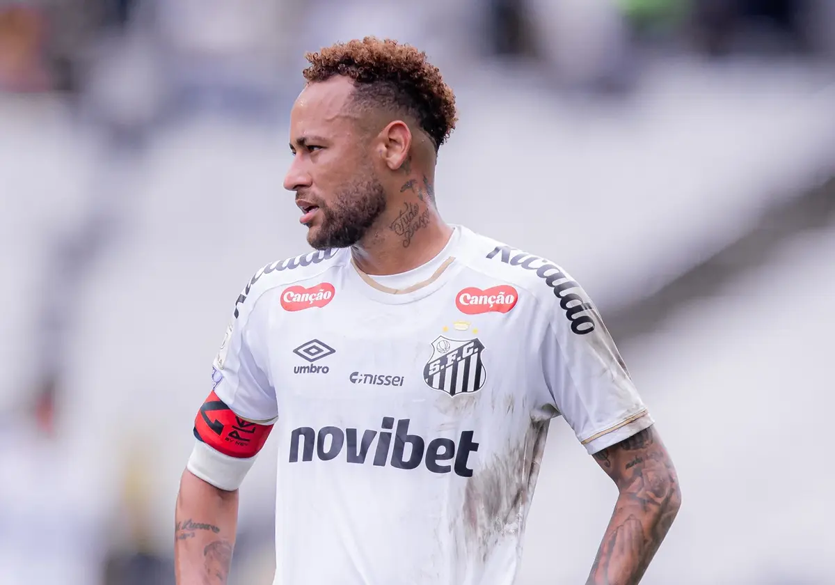 Santos deve preservar Neymar até apresentação na seleção por conta de edema na panturrilha