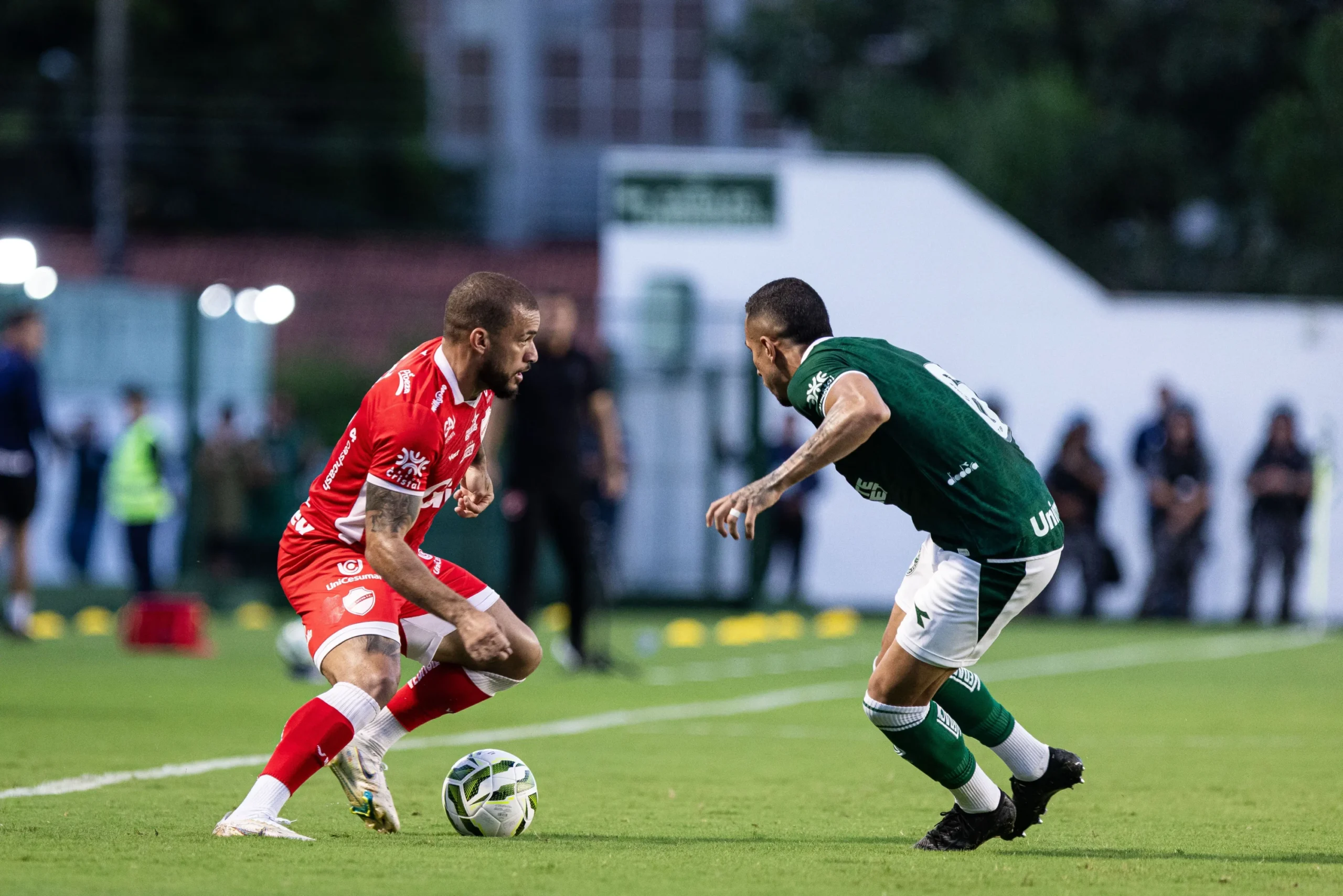 Sob pressão, Goiás recebe Vila Nova em clássico decisivo na Serrinha