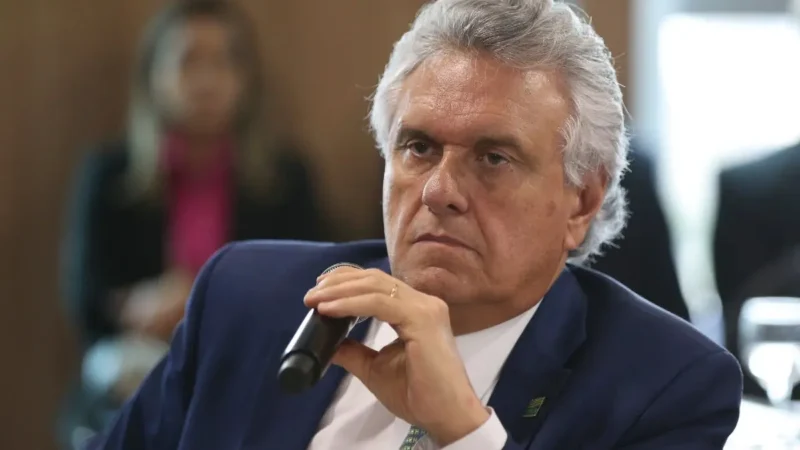 ‘Sobrenome não é currículo’, diz Caiado em nova alfinetada contra Flávio Bolsonaro