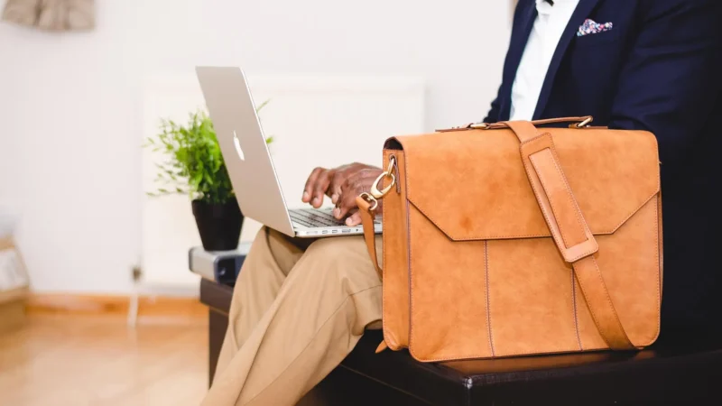 Startup cria ferramenta que fiscaliza trablho presencial da equipe