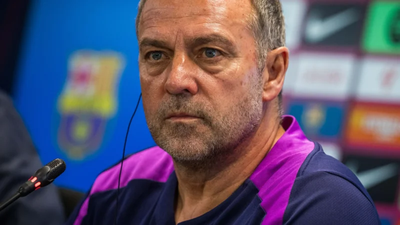 Treinador Hansi Flick anuncia renovação de contrato com o Barcelona até 2028