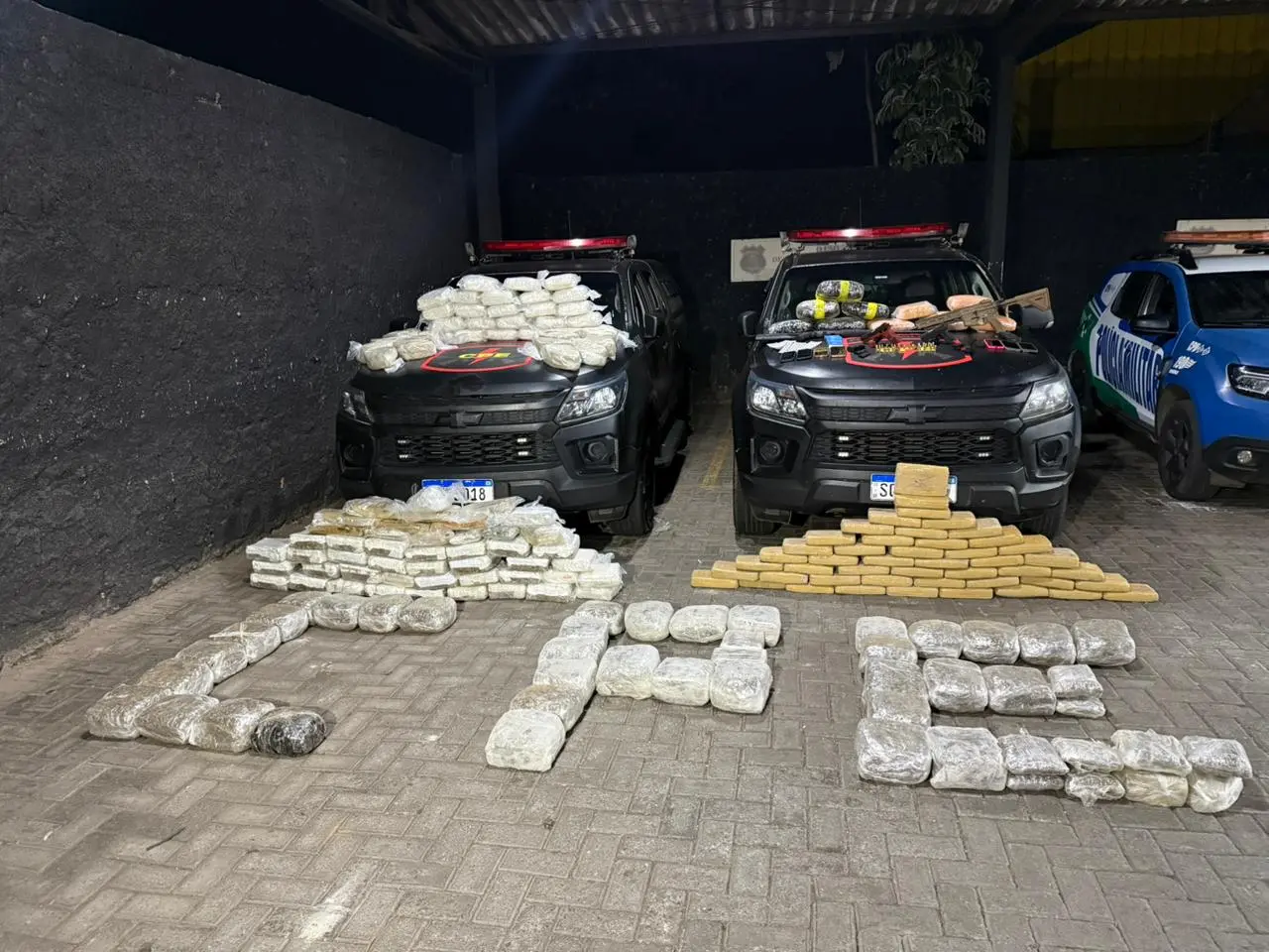 Três homens são presos com arsenal e meia tonelada de drogas em bunker em Goiânia
