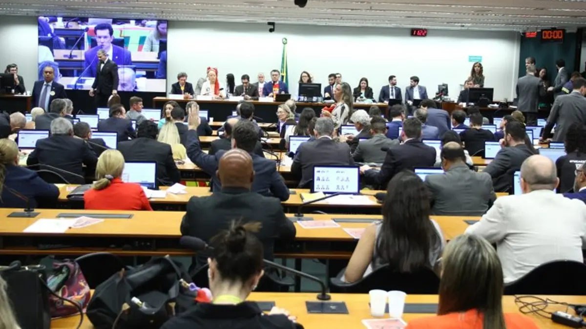 Veja como votaram os deputados da comissão especial que aprovou o fim da escala 6×1; goiano foi favorável