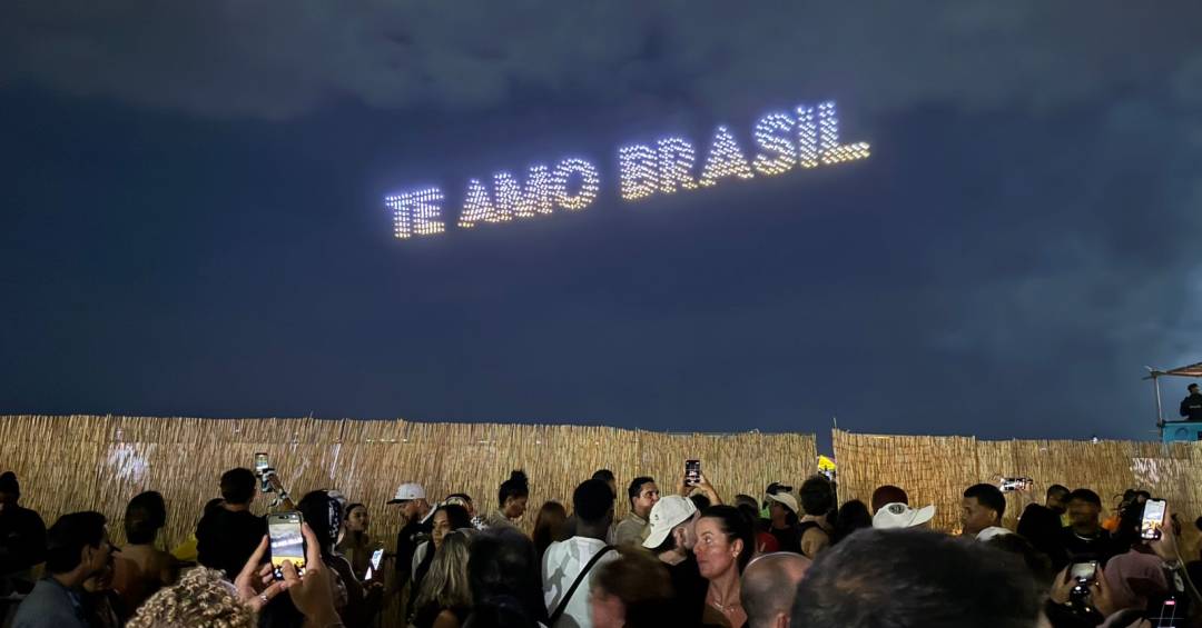 Shakira: show de drones encanta Copacabana; assista