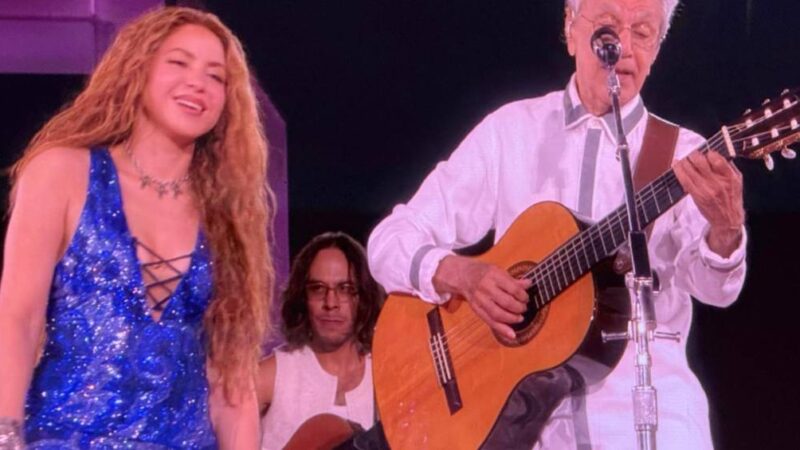 Caetano Veloso tem voz ‘apagada’ em tímida apresentação com Shakira