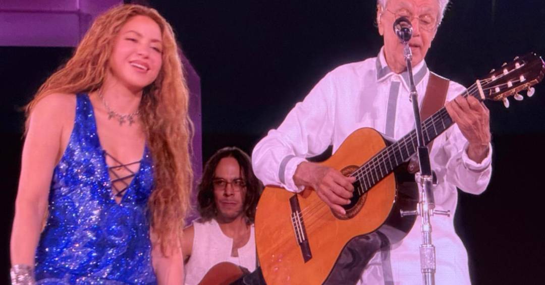 Caetano Veloso tem voz ‘apagada’ em tímida apresentação com Shakira