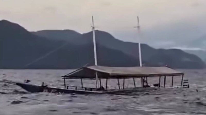 Naufrágio de escuna com 40 pessoas à bordo assusta turistas no litoral de SP