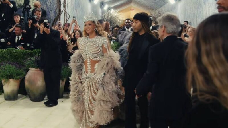 A entrada triunfal de Beyoncé no MET Gala: haja fôlego