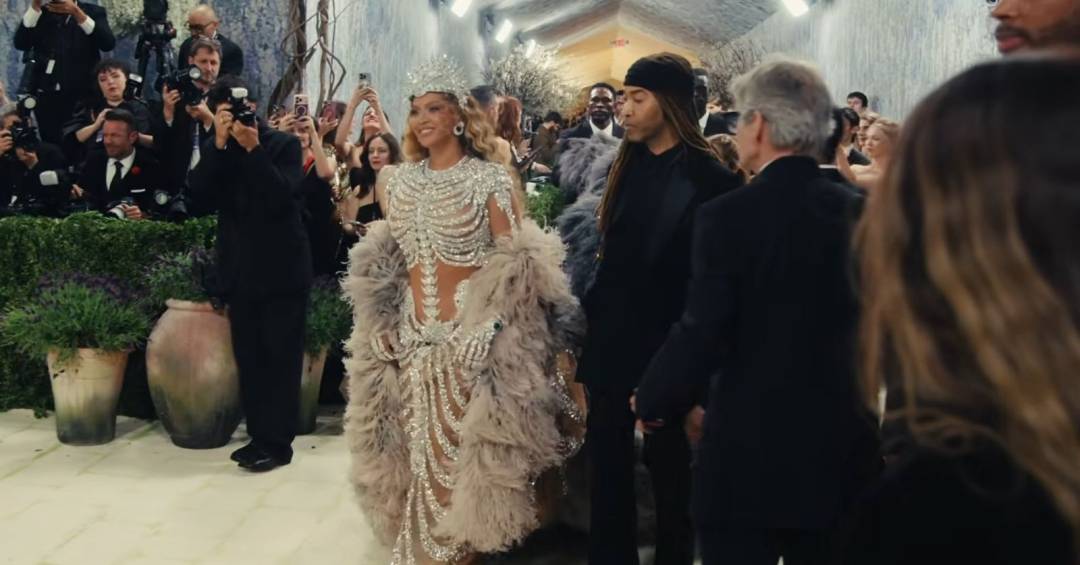 A entrada triunfal de Beyoncé no MET Gala: haja fôlego
