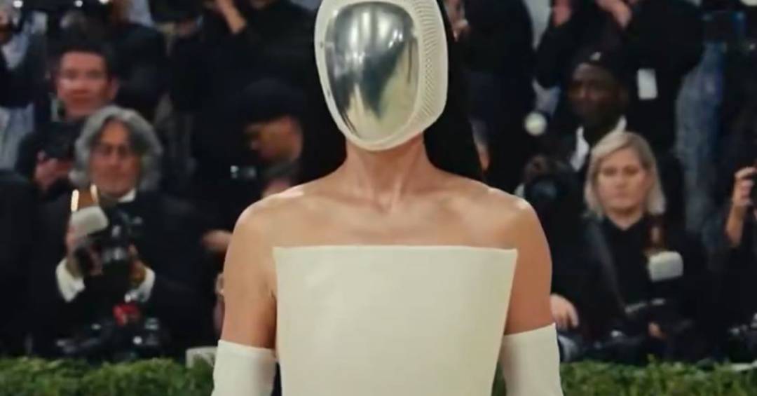 Esconde-esconde: a celebridade que chegou de máscara ao Met Gala