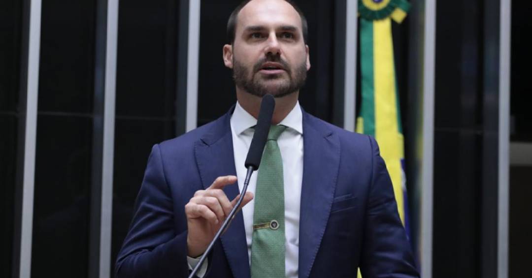 PGR pede condenação de Eduardo Bolsonaro por coação