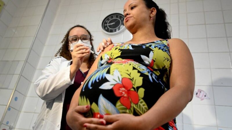 Após vacina para gestantes no SUS, casos de bronquiolite em bebês diminuem