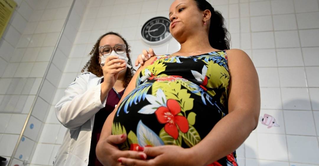 Após vacina para gestantes no SUS, casos de bronquiolite em bebês diminuem