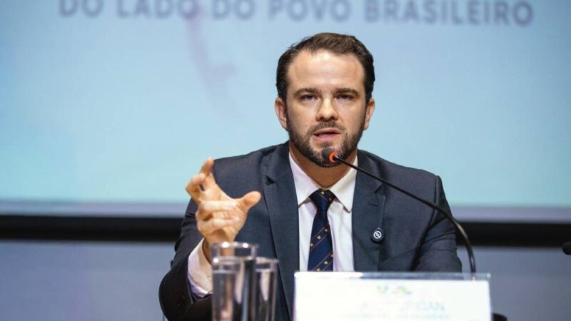 Ministro da Fazenda alerta para o impacto econômico da decisão de Trump sobre facções