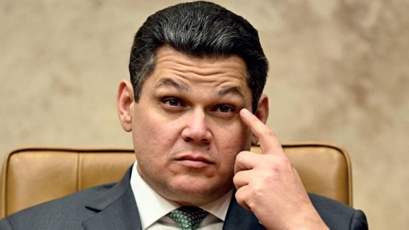 Governistas esperam definição de Alcolumbre sobre PEC da 6×1, enquanto oposição avança em proposta alternativa