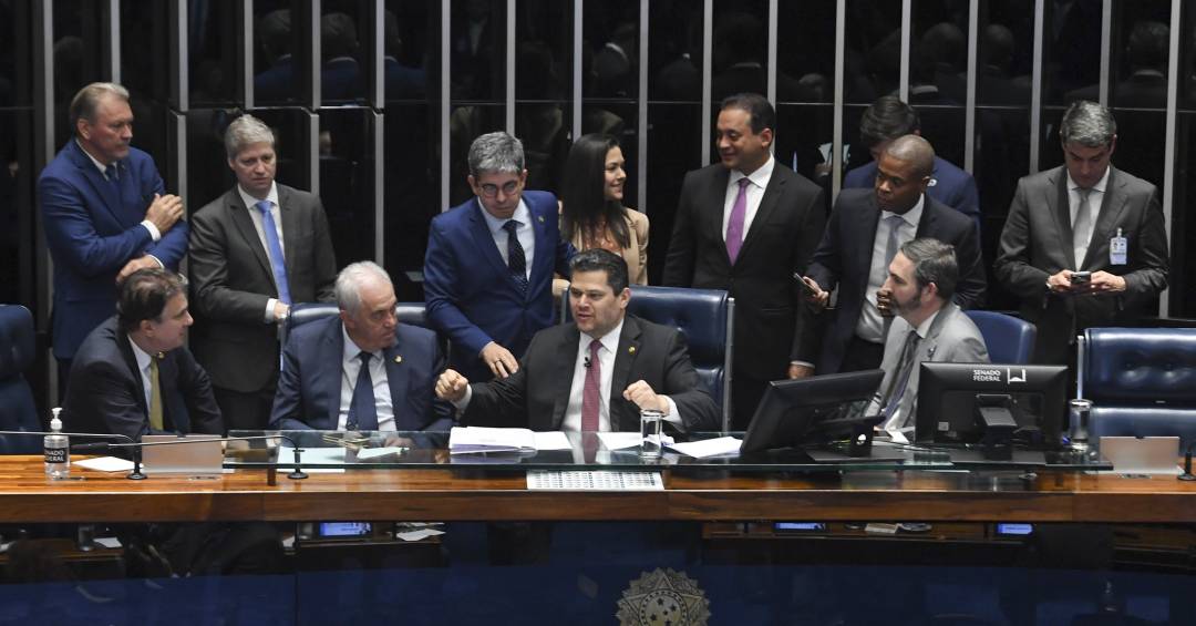 Senado aprova ‘pauta-bomba’ com impacto bilionário