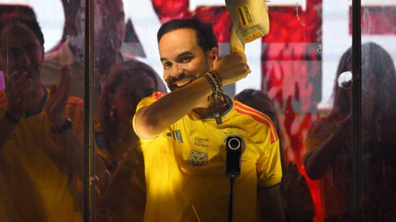 Camisa da seleção entra na guerra política da Colômbia