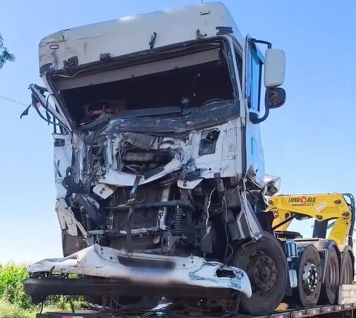 Acidente entre carretas deixa ferido na BR-364 em Jataí